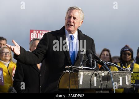 Washington, DC, Stati Uniti d'America. Gen 8, 2020. 8 gennaio 2020 - Washington, DC, Stati Uniti: U.S. Marchio rappresentativo dei prati (R-NC), discutendo di impeachment nella parte anteriore di U.S. Capitol. Credito: Michael Brochstein/ZUMA filo/Alamy Live News Foto Stock