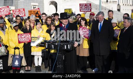 Washington, DC, Stati Uniti d'America. Gen 8, 2020. 8 gennaio 2020 - Washington, DC, Stati Uniti: U.S. Rappresentante Andy Biggs (R-AZ) discutere di impeachment nella parte anteriore di U.S. Capitol. Credito: Michael Brochstein/ZUMA filo/Alamy Live News Foto Stock