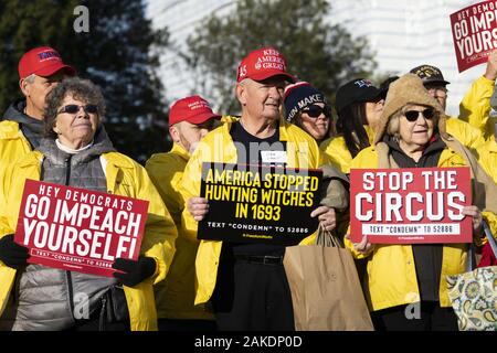 Washington, DC, Stati Uniti d'America. Gen 8, 2020. 8 gennaio 2020 - Washington, DC, Stati Uniti: gli spettatori in occasione di una conferenza stampa a cui congressisti repubblicani discutere di impeachment nella parte anteriore di U.S. Capitol. Credito: Michael Brochstein/ZUMA filo/Alamy Live News Foto Stock