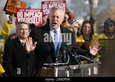 Washington, DC, Stati Uniti d'America. Gen 8, 2020. 8 gennaio 2020 - Washington, DC, Stati Uniti: U.S. Marchio rappresentativo dei prati (R-NC), discutendo di impeachment nella parte anteriore di U.S. Capitol. Credito: Michael Brochstein/ZUMA filo/Alamy Live News Foto Stock