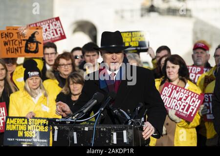 Washington, DC, Stati Uniti d'America. Gen 8, 2020. 8 gennaio 2020 - Washington, DC, Stati Uniti: U.S. Rappresentante Andy Biggs (R-AZ) discutere di impeachment nella parte anteriore di U.S. Capitol. Credito: Michael Brochstein/ZUMA filo/Alamy Live News Foto Stock