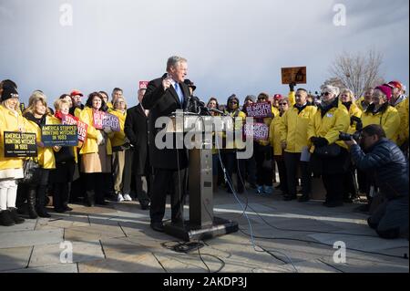 Washington, DC, Stati Uniti d'America. Gen 8, 2020. 8 gennaio 2020 - Washington, DC, Stati Uniti: U.S. Marchio rappresentativo dei prati (R-NC), discutendo di impeachment nella parte anteriore di U.S. Capitol. Credito: Michael Brochstein/ZUMA filo/Alamy Live News Foto Stock