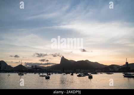 Tramonto da Mureta da Urca in Rio de Janeiro, sulle montagne e Cristo Redentore statua. Foto Stock