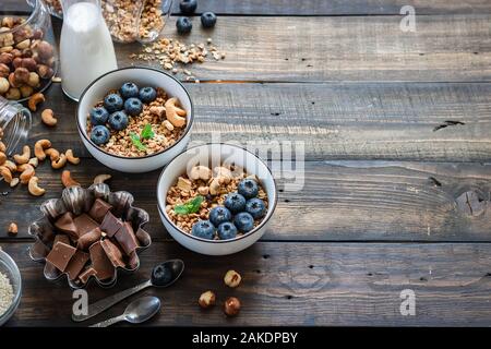 Cioccolato artigianale di muesli dado con mirtilli freschi. La corretta e sana prima colazione. Foto Stock