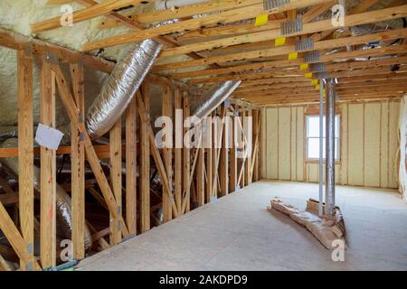 Isolamento del sottotetto con isolamento termico barriera fredda e il materiale di isolamento isolamento termico soffitta Foto Stock