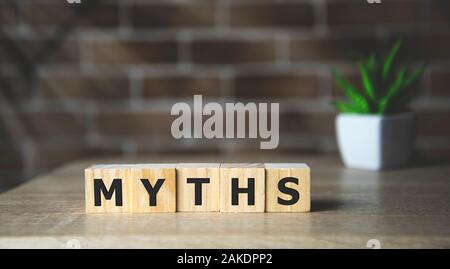 Miti parola su cubi di legno. Miti concept Foto Stock