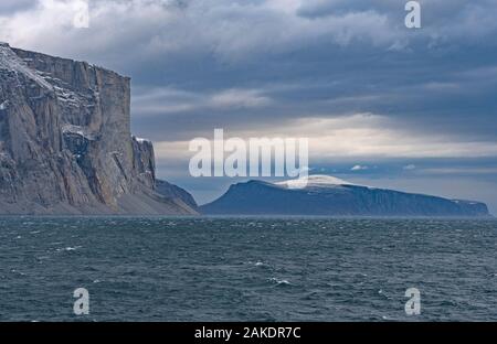 Scogliere che si profila in un fiordo glaciale in Sam Ford Fjord sull Isola Baffin in Nunavut, Canada Foto Stock