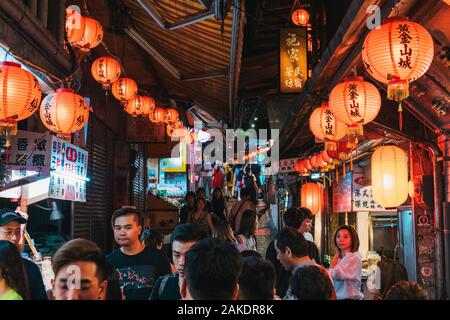 Le lanterne si trovano lungo le strette strade del mercato di Jiufen Old Street, una popolare destinazione turistica vicino a Taipei, Taiwan Foto Stock