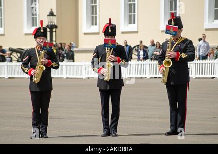 Sandhurst, Berkshire, Regno Unito - 16 Giugno 2019: tre musicisti che suonano sassofoni come parte della Royal Artillery prestazioni di banda presso la famosa Sandhurst M Foto Stock