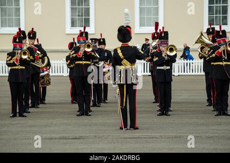 Sandhurst, Berkshire, Regno Unito - 16 Giugno 2019: conduttore dirigere i musicisti della Royal Artillery Band presso un pubblico spettacolo presso il famoso Sandhurst Mi Foto Stock