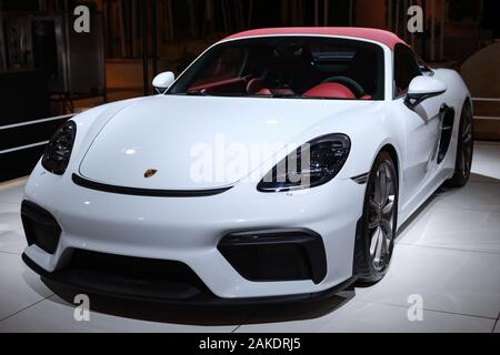 Bruxelles. Gen 8, 2020. Foto scattata a Gennaio 8, 2020 mostra una Porsche 718 Spyder auto presso il 'Dream Cars' salon della 98a Bruxelles Motor Show di Bruxelles, Belgio. Il novantottesimo Bruxelles Motor Show sarà aperta al pubblico dal 10 gennaio al 19. Circa 40 vetture di lusso sono visualizzate in 'Dream Cars' salon durante il motor show. Credito: Zhang Cheng/Xinhua/Alamy Live News Foto Stock