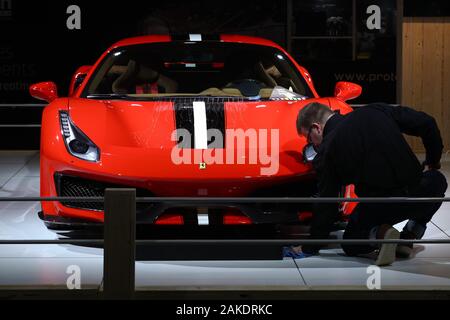 Bruxelles, Belgio. Gen 8, 2020. Un membro del personale pulisce una Ferrari 488 Pista auto presso il 'Dream Cars' salon della 98a Bruxelles Motor Show di Bruxelles, Belgio, 8 gennaio, 2020. Il novantottesimo Bruxelles Motor Show sarà aperta al pubblico dal 10 gennaio al 19. Circa 40 vetture di lusso sono visualizzate in 'Dream Cars' salon durante il motor show. Credito: Zheng Huansong/Xinhua/Alamy Live News Foto Stock