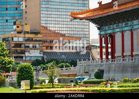 Il Teatro Nazionale di Taiwan si riflette nelle finestre di un edificio adiacente Foto Stock