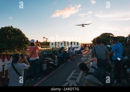 Planespotters line Airplane Alley, telecamere pronte, come un ATR 72 turboprop rende un approccio al Taipei Songshan Airport Foto Stock