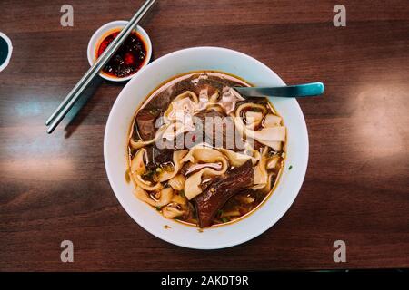 Una ciotola di noodle di manzo in stile taiwanese al Laos Shandong Doodles Fatto In Casa, uno dei numerosi ristoranti di Taipei per ricevere la Guida Michelin Biba Gourmand Foto Stock