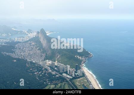 Vista dal vertice di Pedra da Gavea, Rio de Janeiro oltre la favela Rocinha e Morro Dois Irmaos Foto Stock