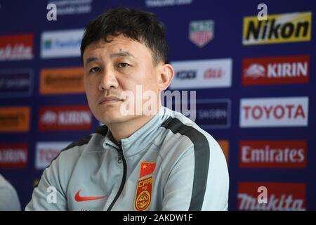 Songkhla, Thailandia. 08 gen, 2020. SONGKHLA, Tailandia - 8 gennaio: Team Cina P.R. Head Coach HAO WEI parla ai media durante il post partita premere conferenza delle AFC U23 campionato a Tinsulanon Stadium di Songkhla, Thailandia, altro gruppo C le nazioni sono la Cina, l'Iran e Uzbekistan. Il torneo è impostato per gen. 8-26 (foto di Amphol Thongmueangluang/Pacific Stampa) Credito: Pacific Press Agency/Alamy Live News Foto Stock