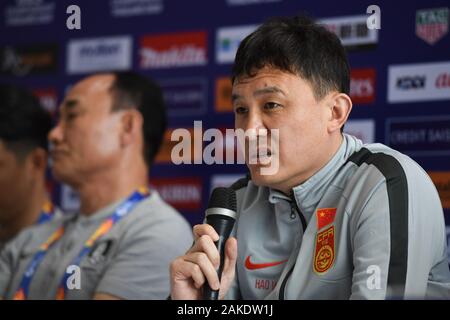 Songkhla, Thailandia. 08 gen, 2020. SONGKHLA, Tailandia - 8 gennaio: Team Cina P.R. Head Coach HAO WEI parla ai media durante il post partita premere conferenza delle AFC U23 campionato a Tinsulanon Stadium di Songkhla, Thailandia, altro gruppo C le nazioni sono la Cina, l'Iran e Uzbekistan. Il torneo è impostato per gen. 8-26 (foto di Amphol Thongmueangluang/Pacific Stampa) Credito: Pacific Press Agency/Alamy Live News Foto Stock