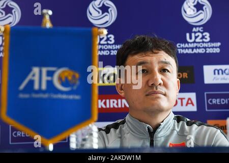 Songkhla, Thailandia. 08 gen, 2020. SONGKHLA, Tailandia - 8 gennaio: Team Cina P.R. Head Coach HAO WEI parla ai media durante il post partita premere conferenza delle AFC U23 campionato a Tinsulanon Stadium di Songkhla, Thailandia, altro gruppo C le nazioni sono la Cina, l'Iran e Uzbekistan. Il torneo è impostato per gen. 8-26 (foto di Amphol Thongmueangluang/Pacific Stampa) Credito: Pacific Press Agency/Alamy Live News Foto Stock