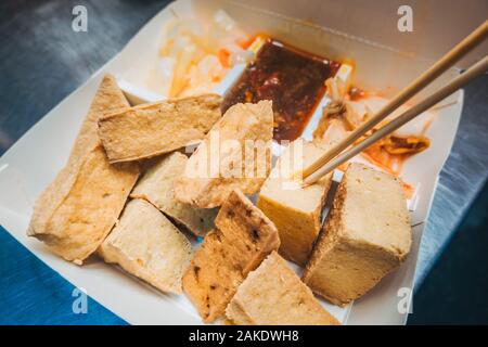 Una chiusura di un vassoio di preparate di fresco stinky tofu, da una street food cart in Hengchun Township, Taiwan Foto Stock