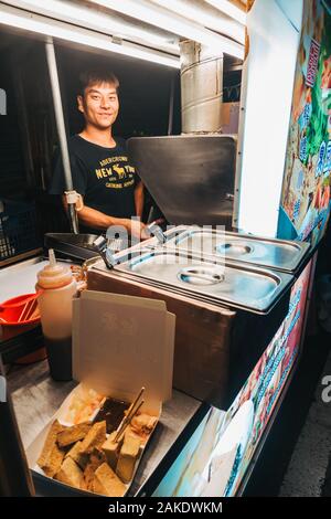 Un cibo di strada di cottura del fornitore stinky tofu in Hengchun Township, Taiwan Foto Stock