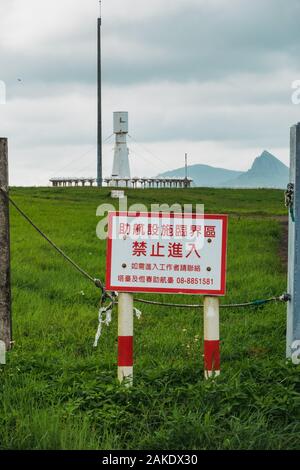 Un rosso e bianco segno di avvertimento in mandarino all'entrata di un VOR stazione di navigazione nel Parco Longpan, Taiwan meridionale Foto Stock