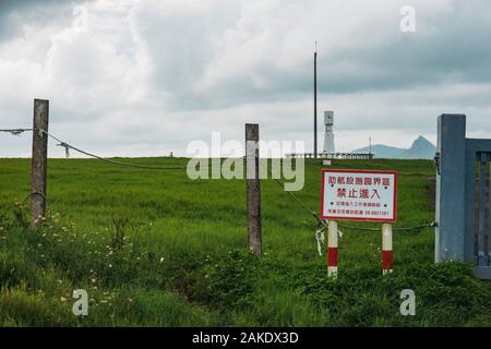 Un rosso e bianco segno di avvertimento in mandarino all'entrata di un VOR stazione di navigazione nel Parco Longpan, Taiwan meridionale Foto Stock