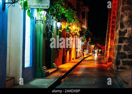 La Colombia, Cartagena - Maggio, 2019 Night immagine del deserte le strade del centro storico di Cartagena Foto Stock