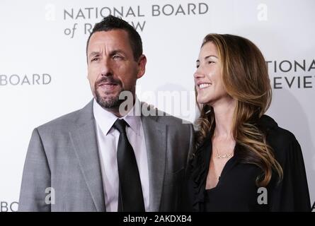 New York, Stati Uniti. 08 gen, 2020. Adam Sandler e Jackie Sandler arrivano sul tappeto rosso al 2020 National Board of Review Gala Mercoledì, Gennaio 08, 2020 in New York City foto da John Angelillo/UPI Credito: UPI/Alamy Live News Foto Stock