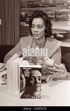 Coretta Scott King (1927-2006), vedova di Martin Luther King Jr., all'Aeroporto di Amsterdam Schiphol il 10 febbraio 1970 con il suo libro la mia vita con Martin Luther King, tradotto in olandese. Foto Stock