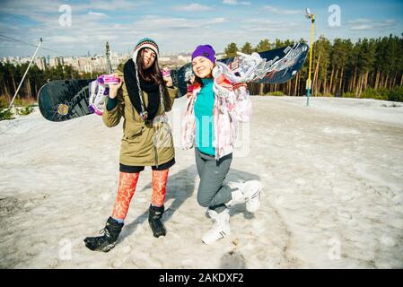 Russia, Ekaterinburg - aprile 2019 ragazze snowboarder sul pendio Foto Stock