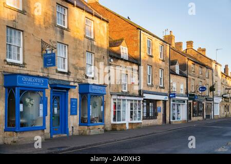 Moreton in Marsh high street nel giorno di Natale del mattino, Cotswolds, Gloucestershire, Inghilterra Foto Stock