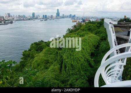 Guardando indietro lo skyline di Kaohsiung dalla cima del Faro di Kaohsiung, sull'Isola di Cijin Foto Stock