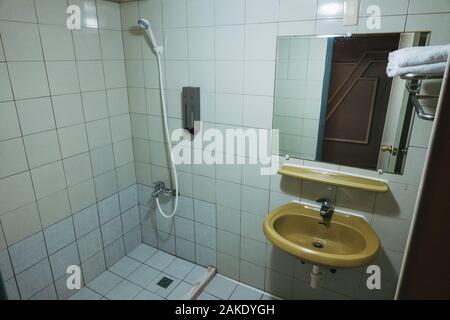 Il bagno compatto del basso bilancio Tie Dao Hotel, nella città di Tainan, Taiwan Foto Stock