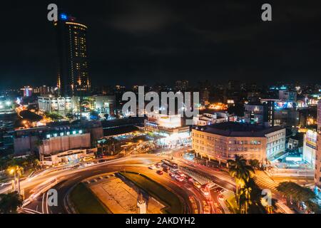 Una lunga esposizione guardando in giù sul traffico come va attorno alla rotatoria di fronte la stazione di Tainan, Tainan City, Taiwan Foto Stock