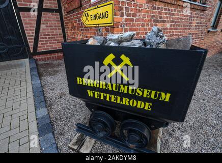 28 novembre 2019, Sassonia-Anhalt, Sangerhausen: Vista del tubo Wettelrode albero. Per circa venti anni il museo "ErlebnisZentrum Bergbau Röhrigschacht Wettelrode' è stata offerta di escursioni più interrati ad una profondità di circa 300 metri. Di recente un nuovo tour è stato lanciato, dove una parte del percorso è coperto da canoe. Il primo minatori ha iniziato a scavare per il minerale di rame in Mansfelder Land circa 800 anni fa. A partire dall'anno 1750 in poi, data mining intensivo è stata effettuata. In totale, circa 2,6 milioni di tonnellate di rame e di 14,213 tonnellate di argento sono stati estratti da il minerale in un Foto Stock