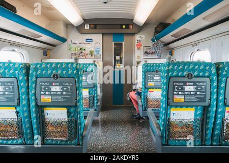 Una vista da dentro il carrello su un Taiwan high speed rail treno Foto Stock