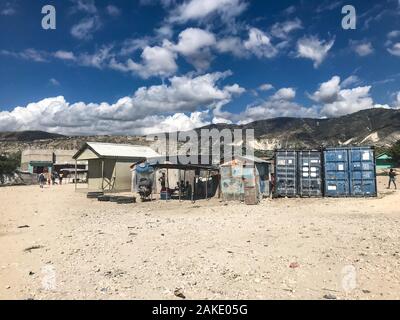 Croix des mazzi, Haiti. 04 Dic, 2019. Case semplici e i contenitori sono situati nel comune di Canaan nella periferia della capitale haitiana Port-au-Prince. Canaan è stata creata dopo il terremoto del 12 gennaio 2010, che ha ucciso più di 220 000 persone in povero stato caraibico. Oggi circa 300.000 persone vivono lì. (A dpa "Oltre i corpi morti": Haiti dieci anni dopo il terremoto' dal 09.01.2019) Credito: Nick Kaiser/dpa/Alamy Live News Foto Stock