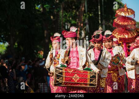 DENPASAR, isola di Bali, Indonesia - 11 giugno 2016: Gruppo del popolo Balinese. Ragazzi belli in colorati costumi tradizionali di riproduzione musica gamelan Foto Stock