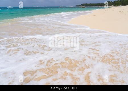Onde di terra di lavaggio sull isola Daku,Siargao,Filippine Foto Stock