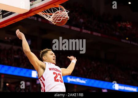 Madison, WI, Stati Uniti d'America. Gen 8, 2020. Wisconsin Badgers guard Kobe re #23 reagisce dopo rigature durante il NCAA pallacanestro tra l'Illinois Fighting Illini e Wisconsin Badgers a Kohl Center a Madison, WI. John Fisher/CSM/Alamy Live News Foto Stock