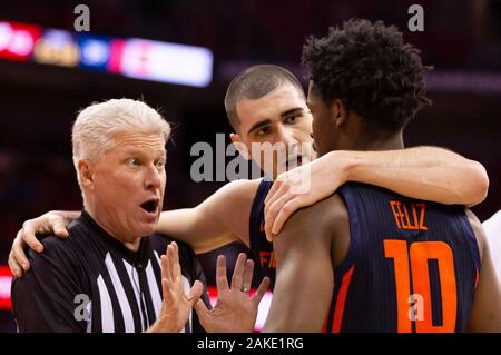 Madison, WI, Stati Uniti d'America. Gen 8, 2020. Un funzionario discute un fallo su Illinois Fighting Illini guard Andres Feliz #10 durante il NCAA pallacanestro tra l'Illinois Fighting Illini e Wisconsin Badgers a Kohl Center a Madison, WI. John Fisher/CSM/Alamy Live News Foto Stock