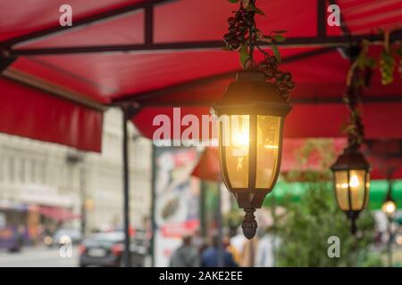 Antico giardino luci con batteria solare. Closeup shot Foto Stock
