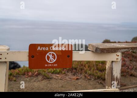 Area chiusa n. escursionismo o segno di accesso sul blocco di recinzione entrata alla scogliera di acqua di mare Foto Stock