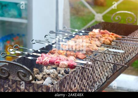Shish kebab su spiedini. La carne di maiale. Turchia Foto Stock