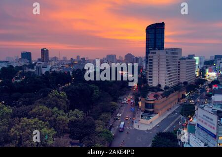 Crepuscolo drammatico cielo sopra lo skyline di Saigon (Ho Chi Minh City), Vietnam. Foto Stock