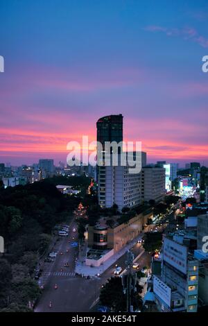 Crepuscolo drammatico cielo sopra lo skyline di Saigon (Ho Chi Minh City), Vietnam. Foto Stock