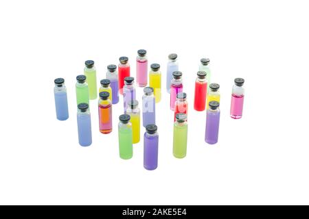 Diversi articoli di vetreria di laboratorio con colore liquido e con la riflessione isolata su bianco. Foto Stock