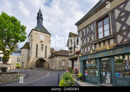 Porta torre e casa a graticcio in Bourbon-Lancy, Borgogna, Francia Foto Stock