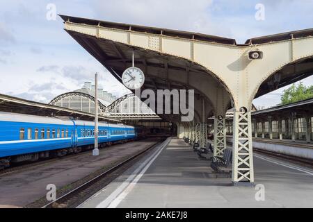 Piattaforma della vecchia stazione ferroviaria. La Russia Foto Stock